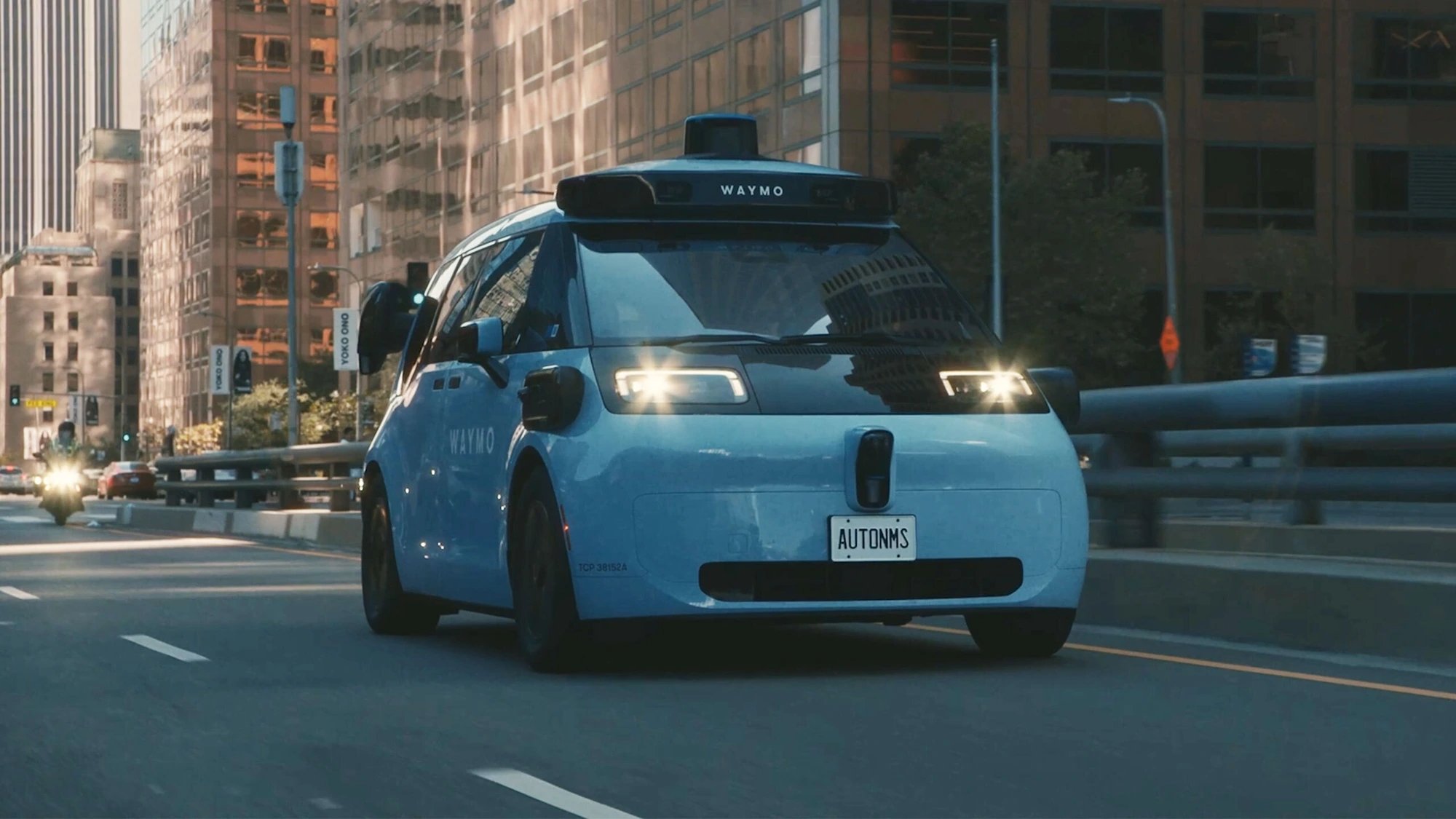 Waymo импортировала в США более 2600 китайских фургонов Zeekr в этом году при пошлине 127,5%