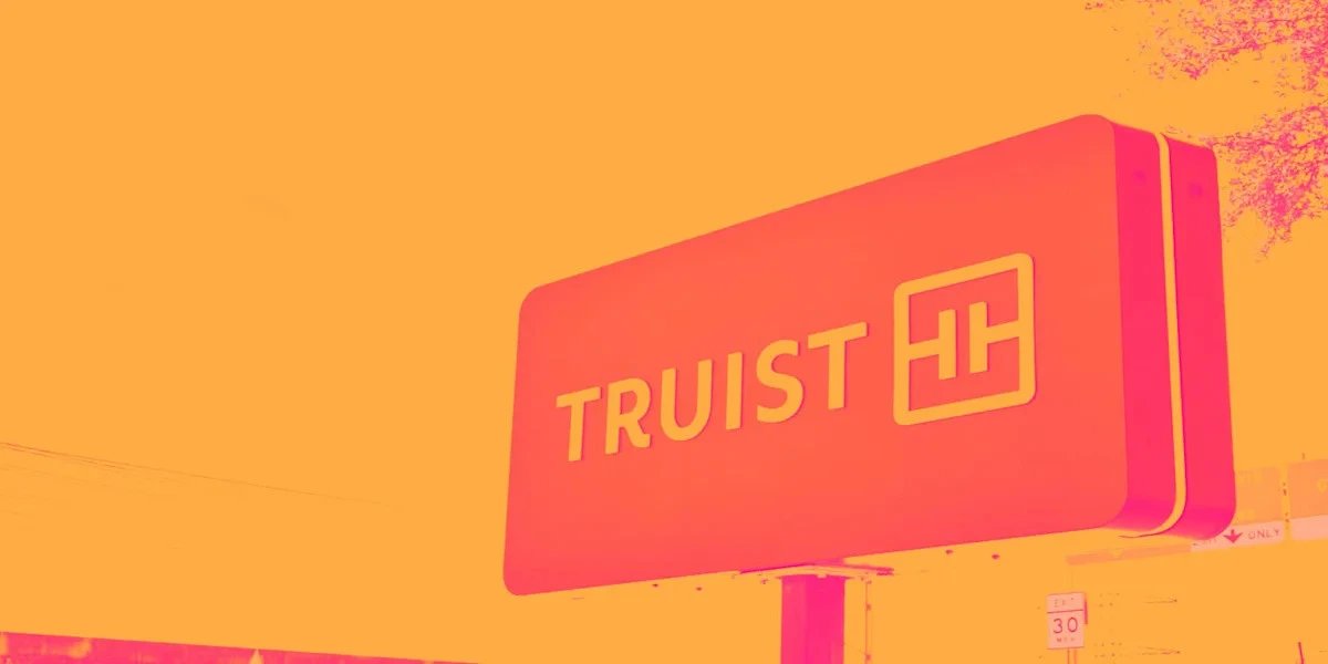 Truist Financial с доходностью 0,9% отстает от роста S&P 500 на 13,1% при снижении EPS