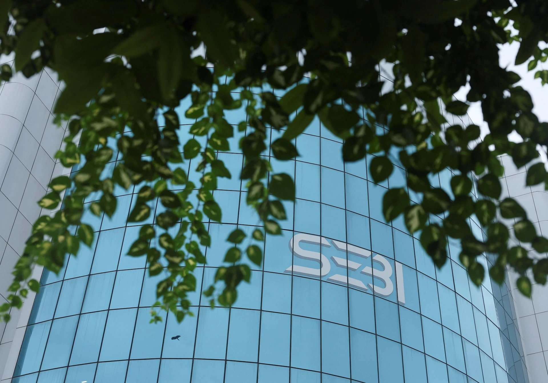 SEBI JPMorgan құрылымы мен Mansi брокеріне жабылу аукционындағы манипуляция үшін саудаға тыйым салды