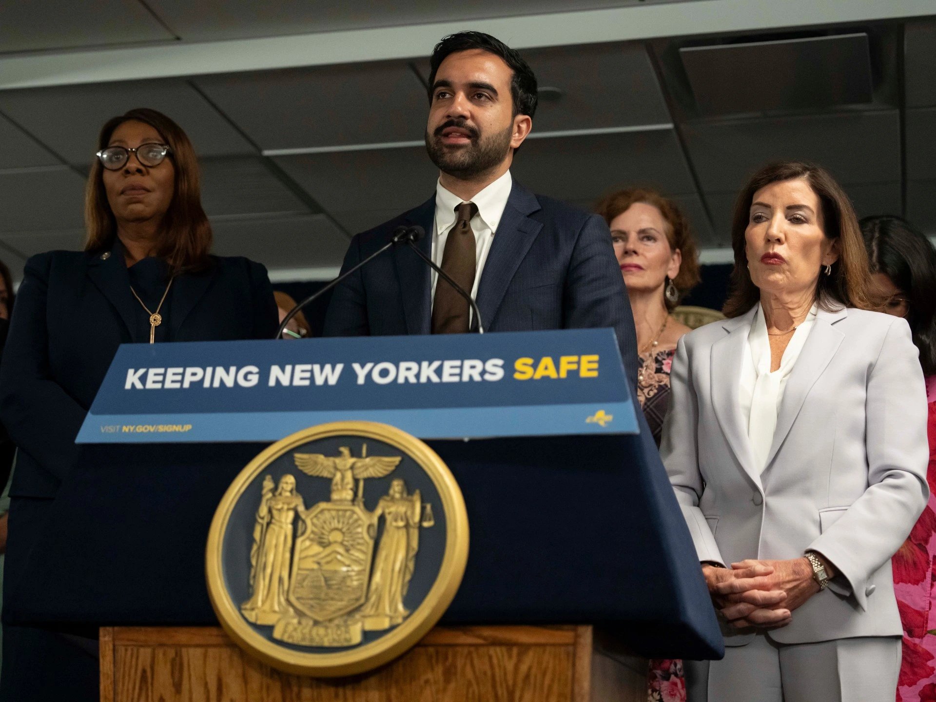 New York Mayor Mamdani sues to block $10,000 teaching aide bonuses