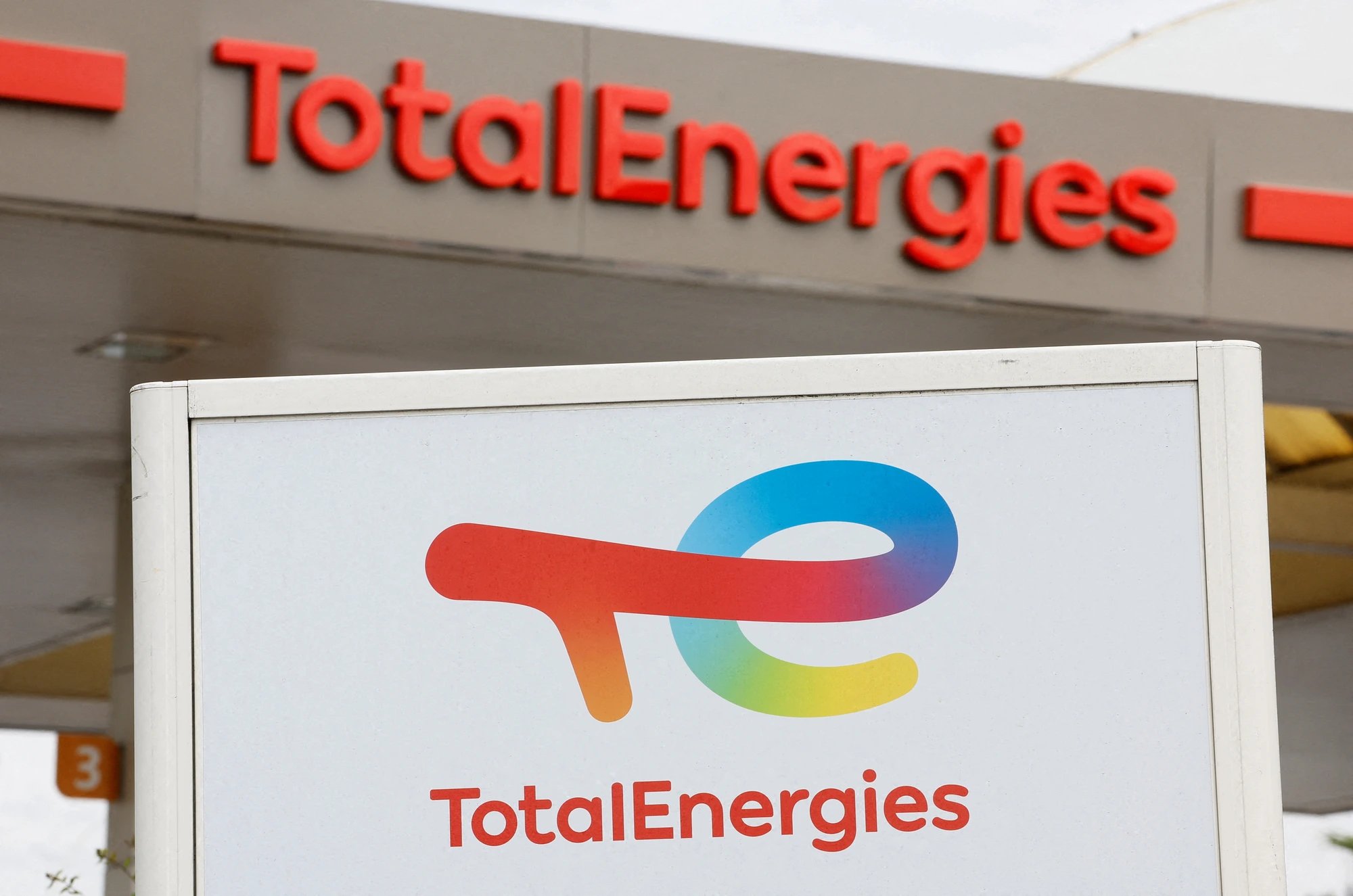 TotalEnergies to Invest in Two Pipelines Bypassing Strait of Hormuz