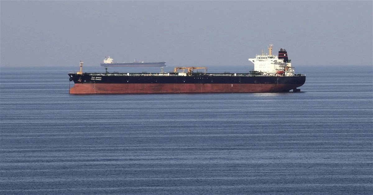 У берегов Омана снаряд попал в нефтяной танкер, экипаж не пострадал