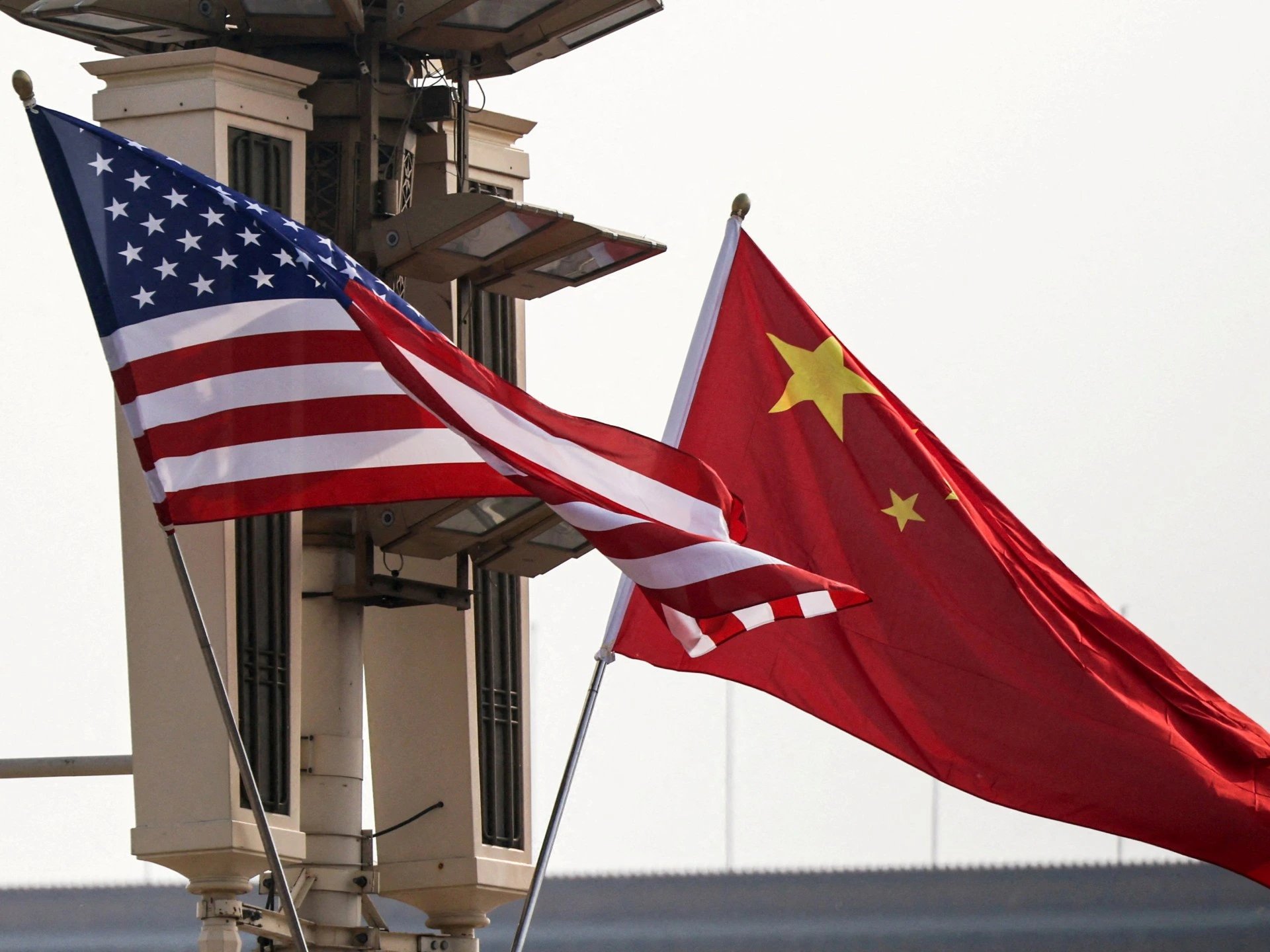 Китай обещает защитить интересы на фоне расширения санкций США против Ирана