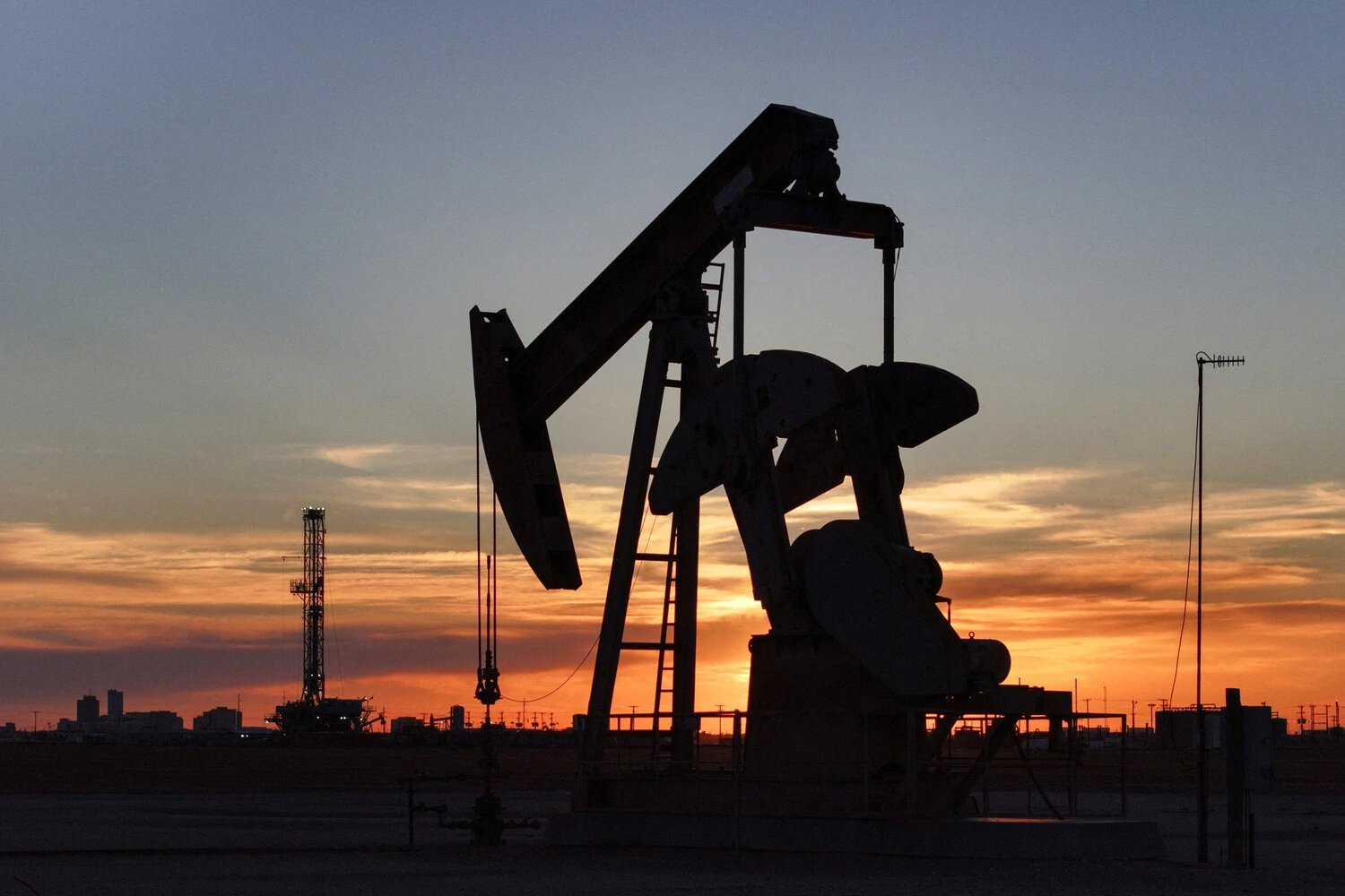 Страны ЕС требуют от фон дер Ляйен план отказа от нефти и газа