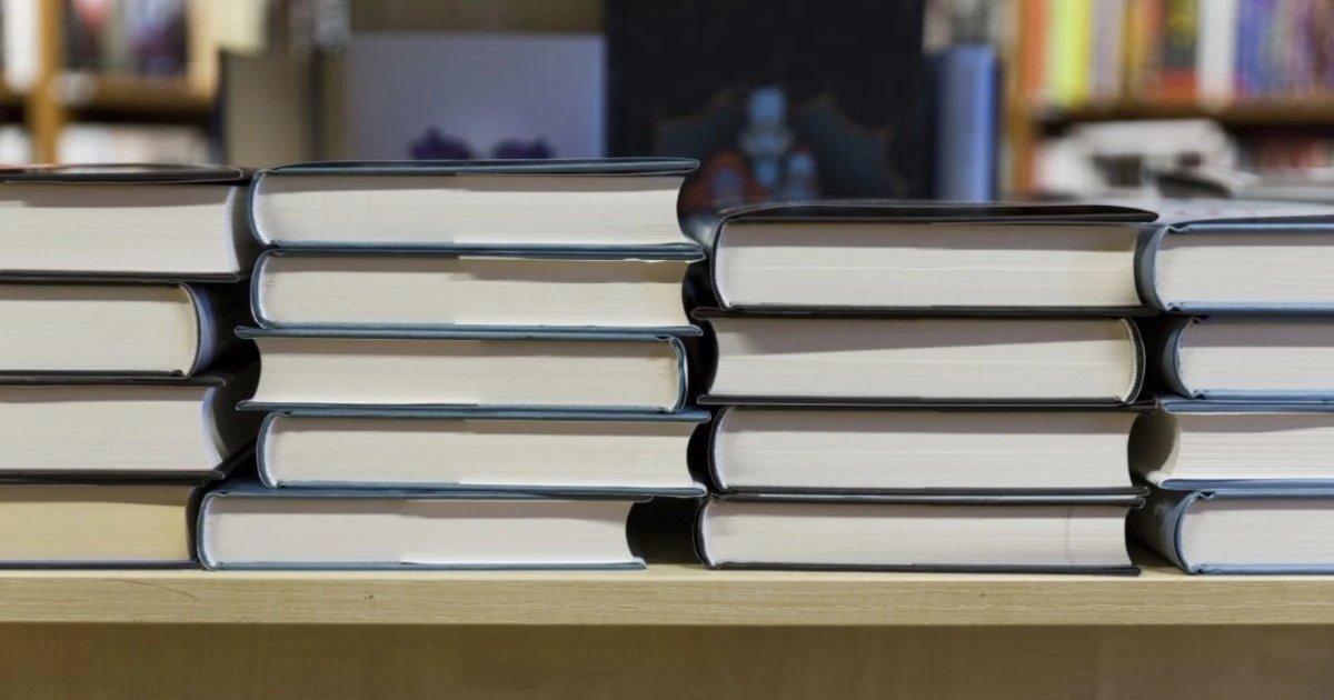 Российский дрон попал в склад книг в Украине, отправка заказов остановлена