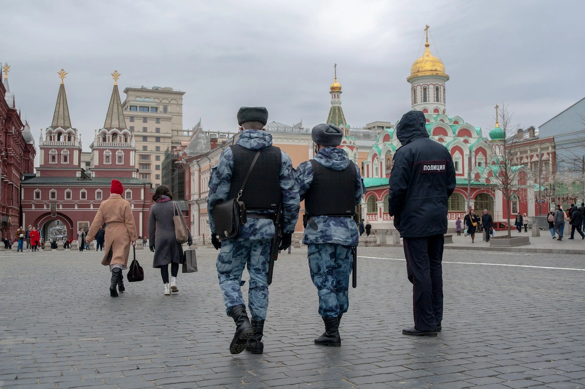 Kyrgyz Migration to Russia Shifts as Remittances Fall to 17.6% of GDP