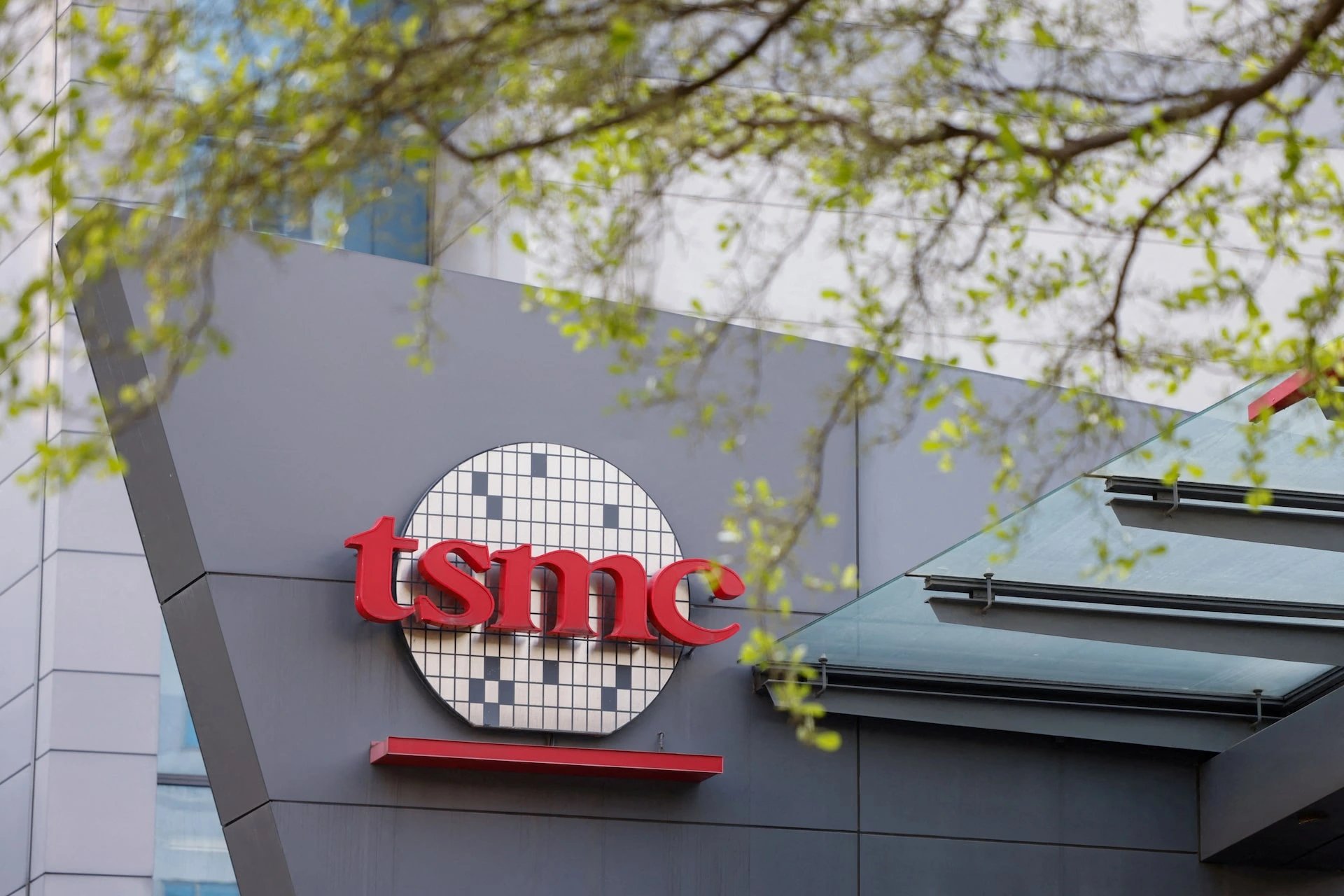 TSMC, Qualcomm и ASML: ИИ-чипы ускоряют контракты и литографию