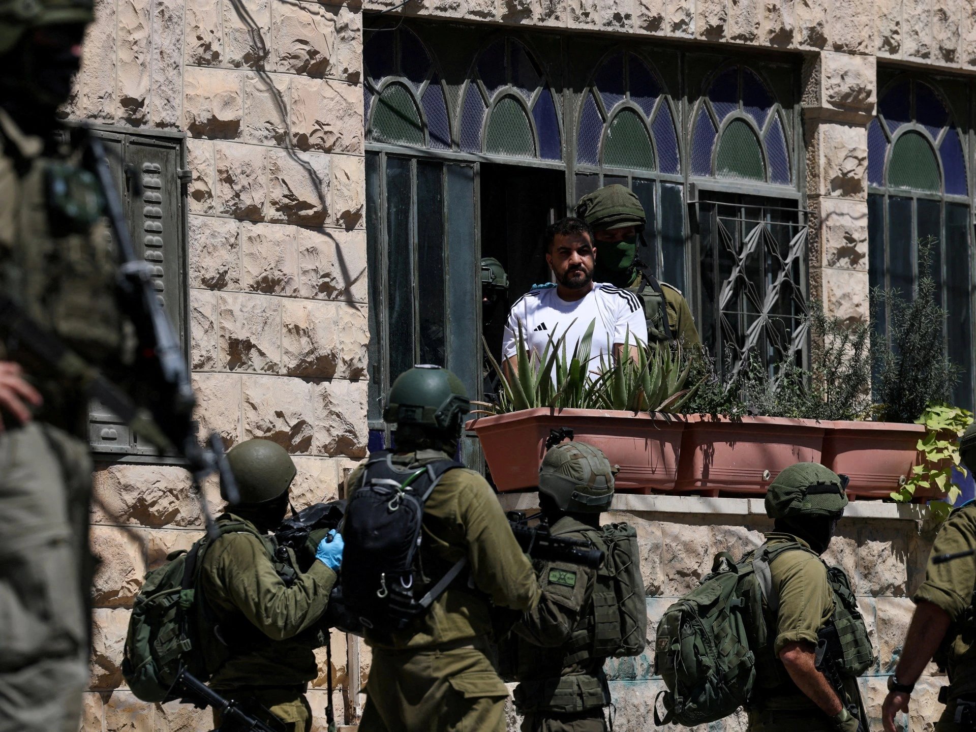 Israel detains over 100 Palestinians in West Bank in past week, rights group says