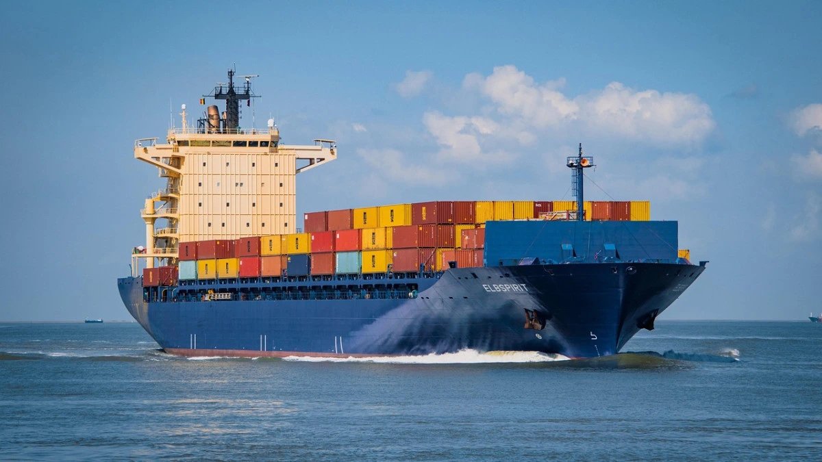 Four projectiles hit two ships off Oman coast, UKMTO reports