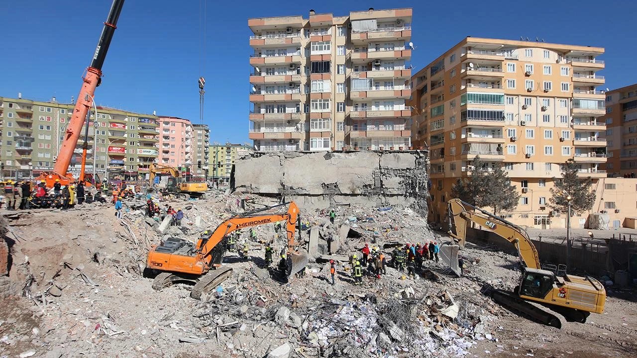 Сараптама: Диярбакырда 77 адам қаза тапқан үйдің бағанасы кесілген