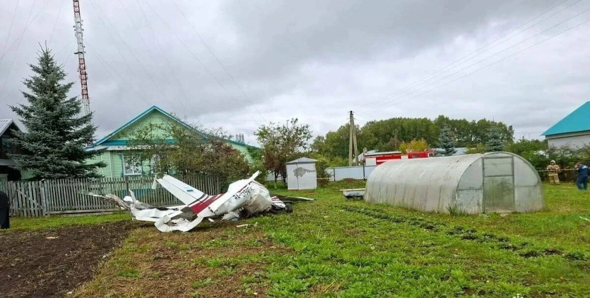 Cessna 172 crashes in Tatarstan village, killing two
