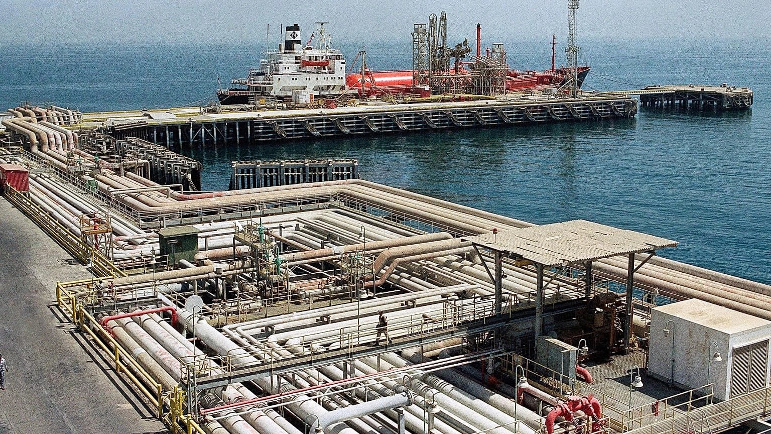 Удар дронов остановил нефтепровод Саудовской Аравии, под угрозой 4% мировых поставок