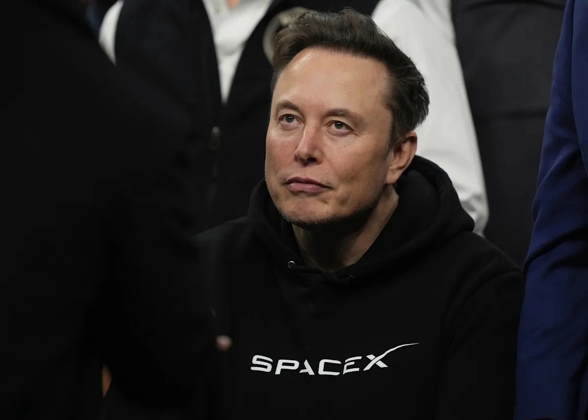 Маск All-In саммитінде Tesla мен SpaceX бірігуі мүмкін екенін меңзеді