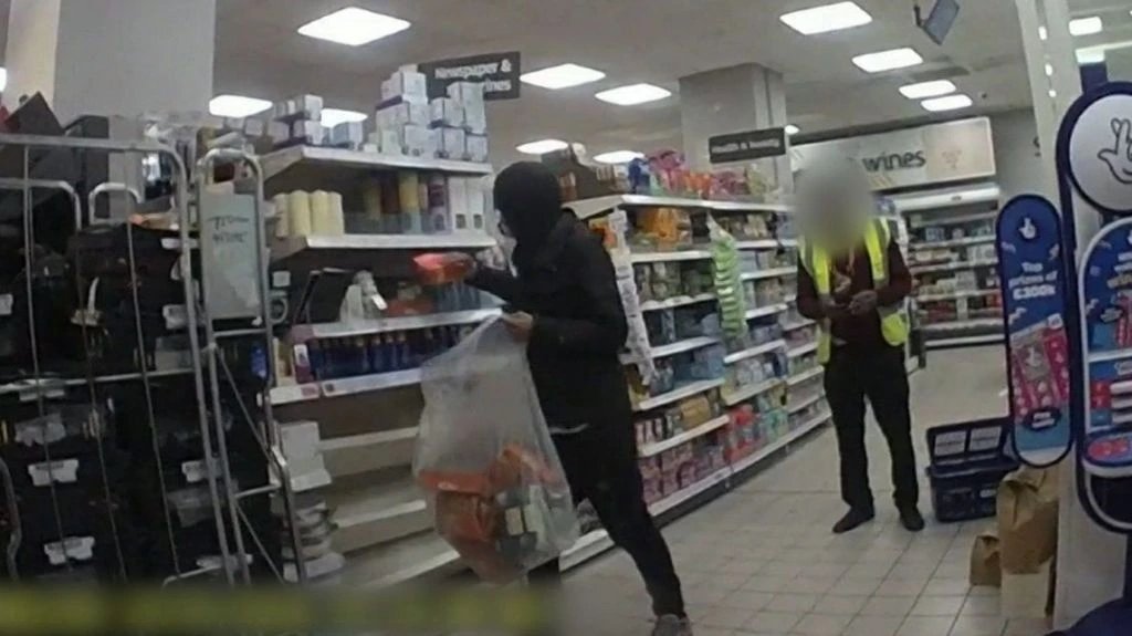 Серийные магазинные воры связаны с 28 415 кражами в Англии