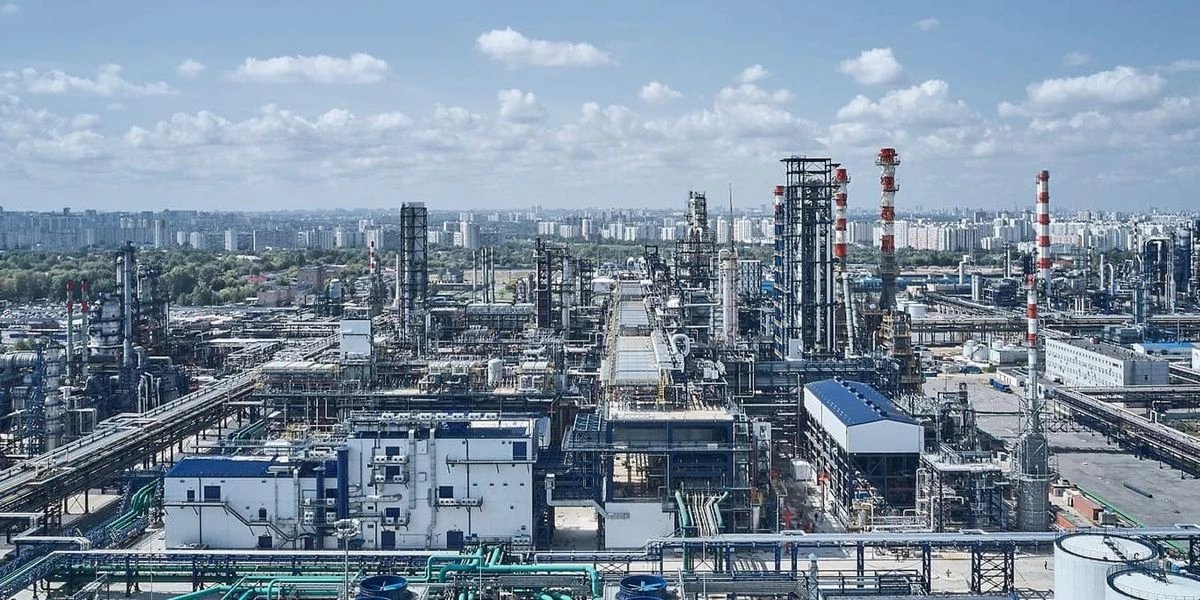Украинский удар остановил Московский НПЗ, сократив переработку нефти в России
