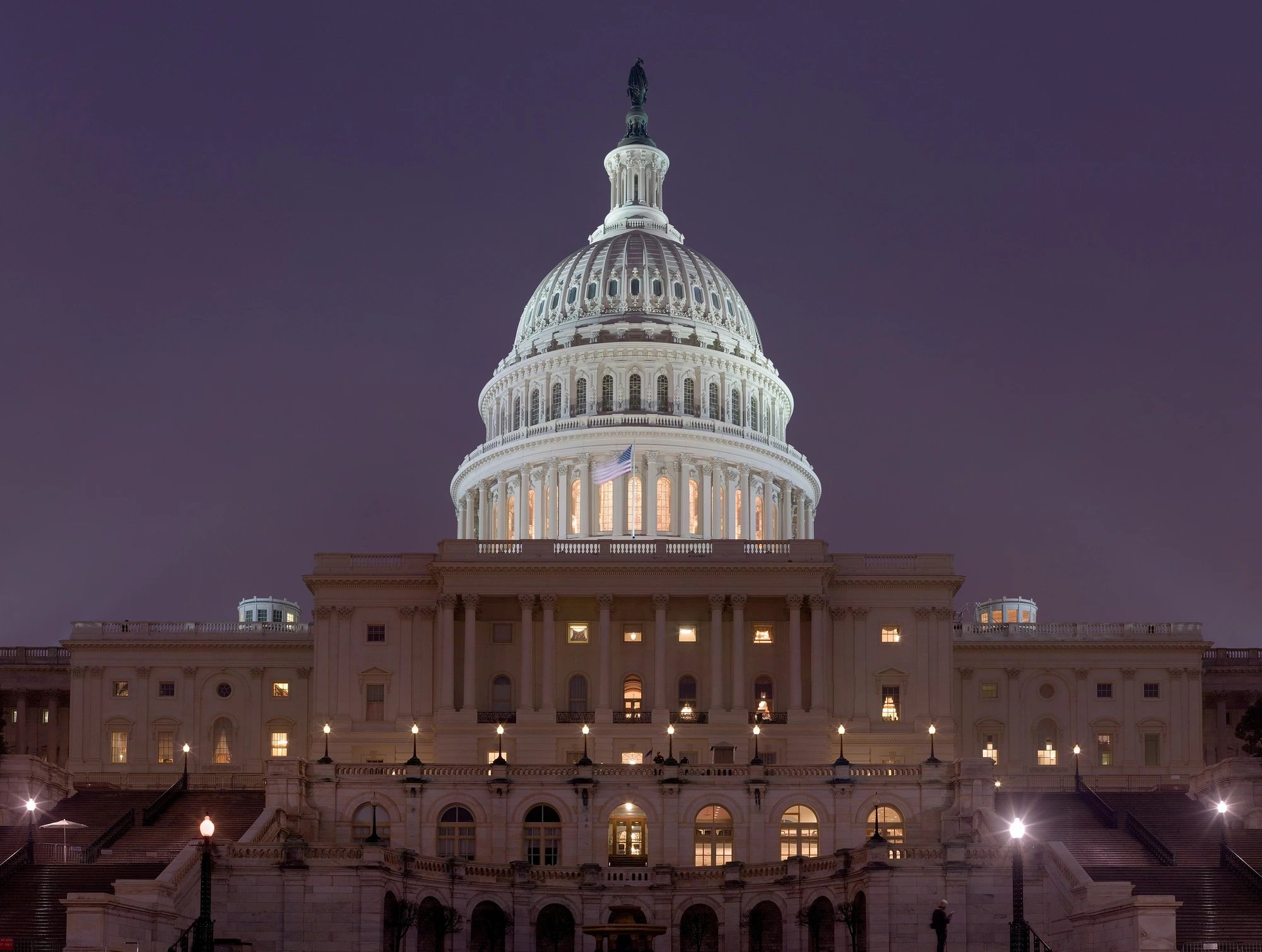 Политическое насилие в США смещается из маргинальной среды в центр, затрагивая обе партии