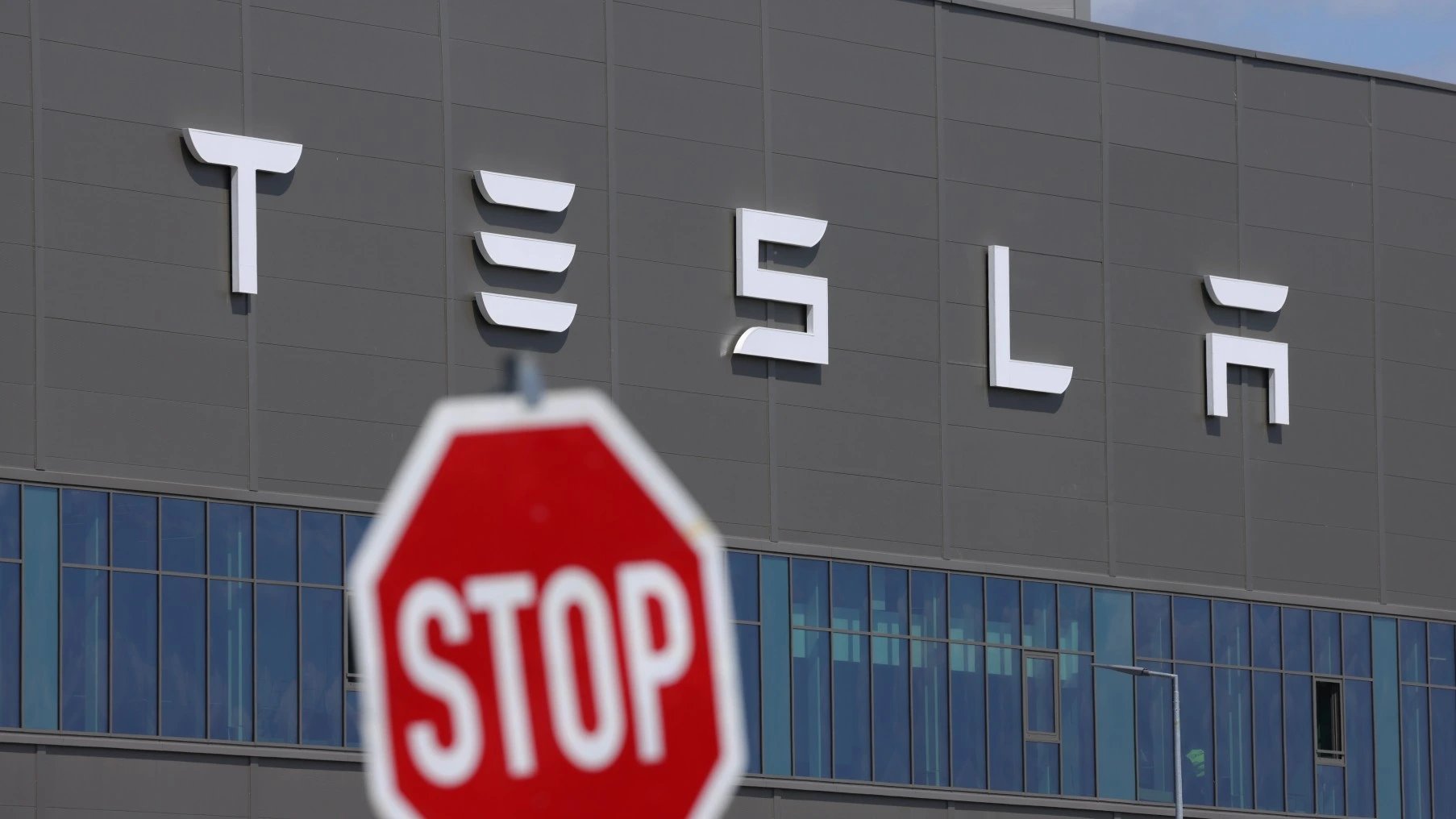 Tesla предстала перед судом по иску о расизме на заводе во Фримонте