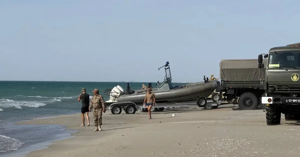 Выживший на учениях в Каспийском море полчаса искал утонувшего друга
