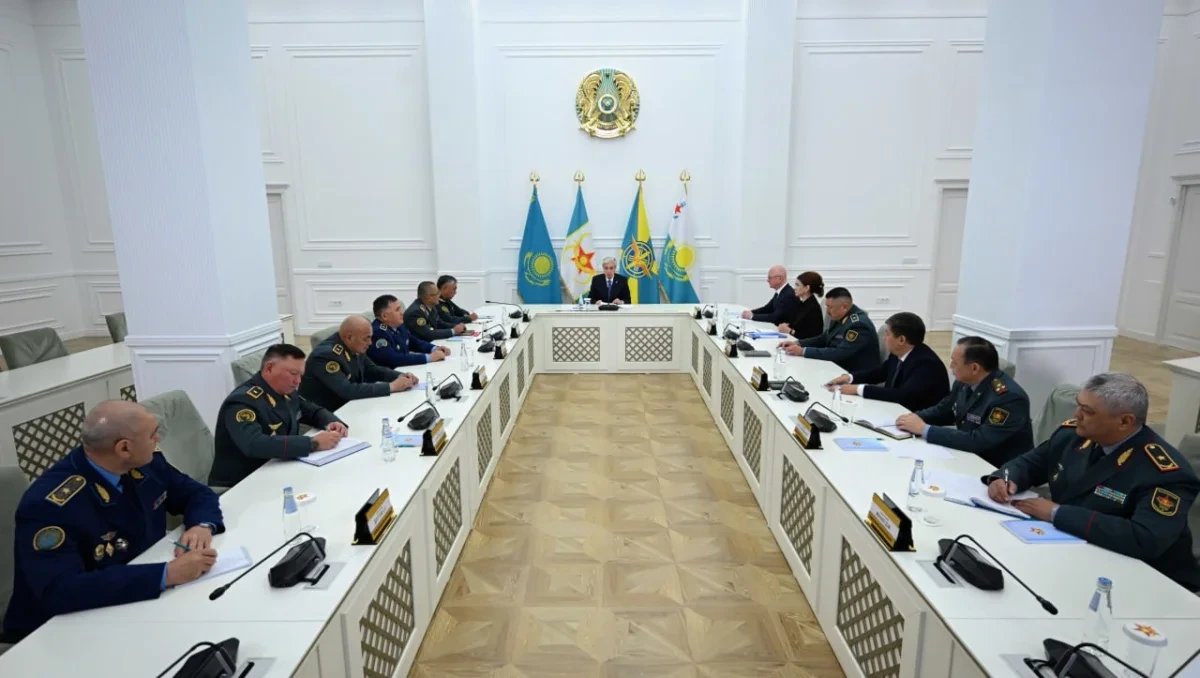 Токаев заявил о нехватке снаряжения у военных в Мангистау и поручил реформу армии
