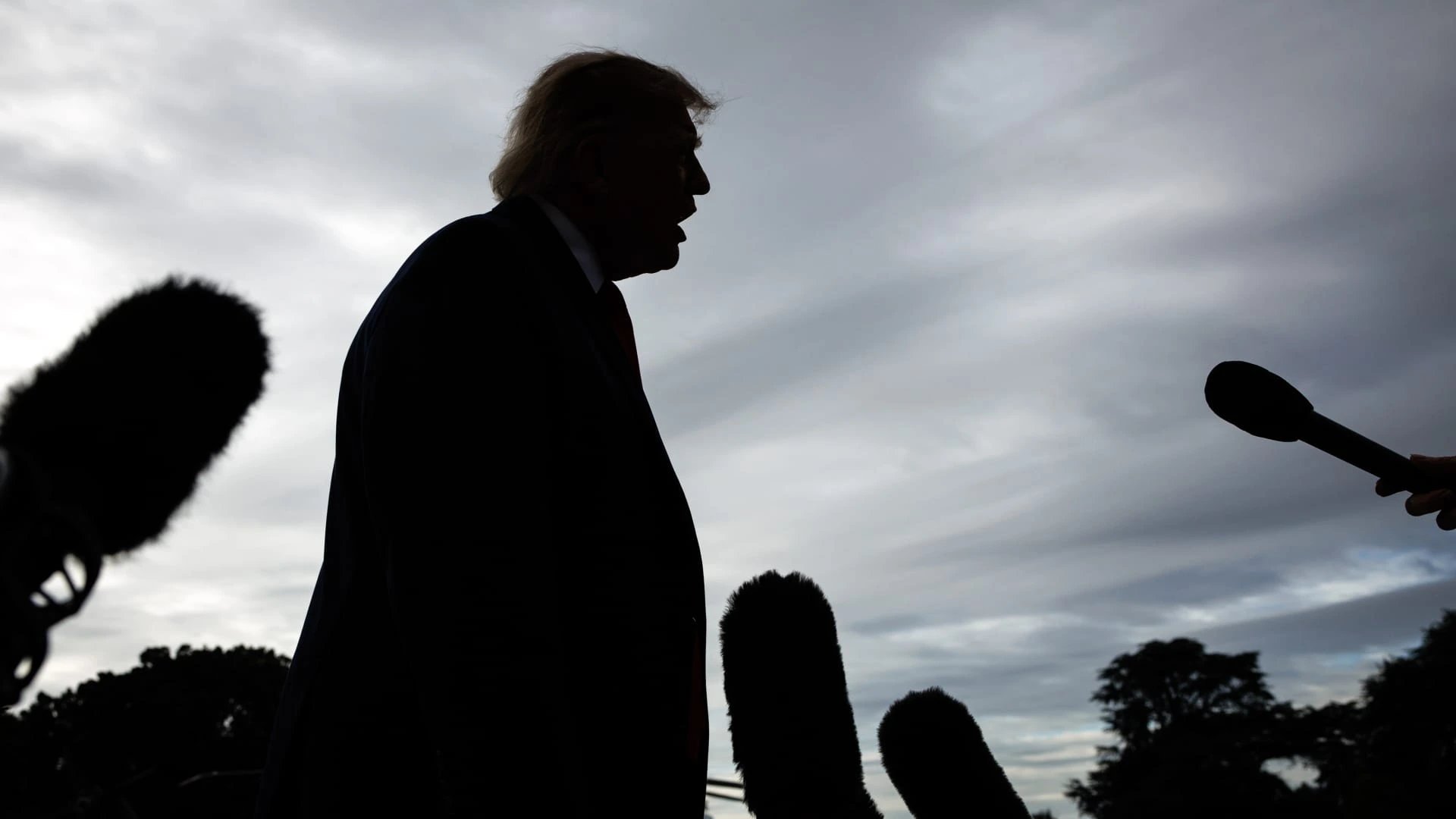 АҚШ үкіметі қаржыландырған Трампты қолдайтын роликтер екі партияның сынына ұшырады
