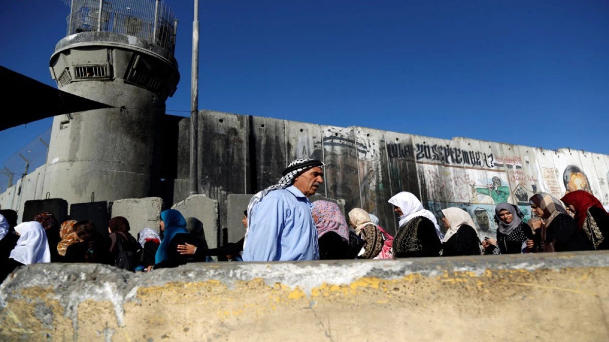 Israel seals West Bank crossings for week, tightening checkpoints
