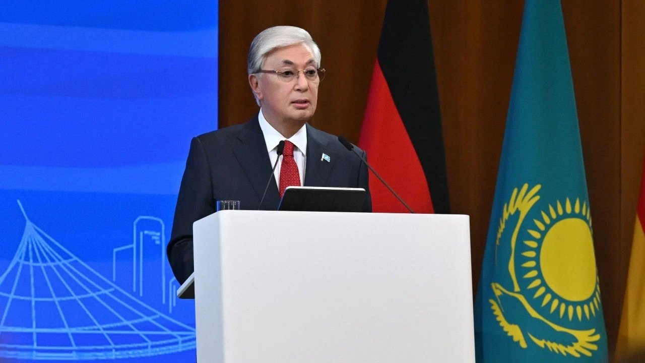 Токаев Берлинде Путинді көрнекті қайраткер деп атап, Украинадағы соғысты тоқтатуды қолдады