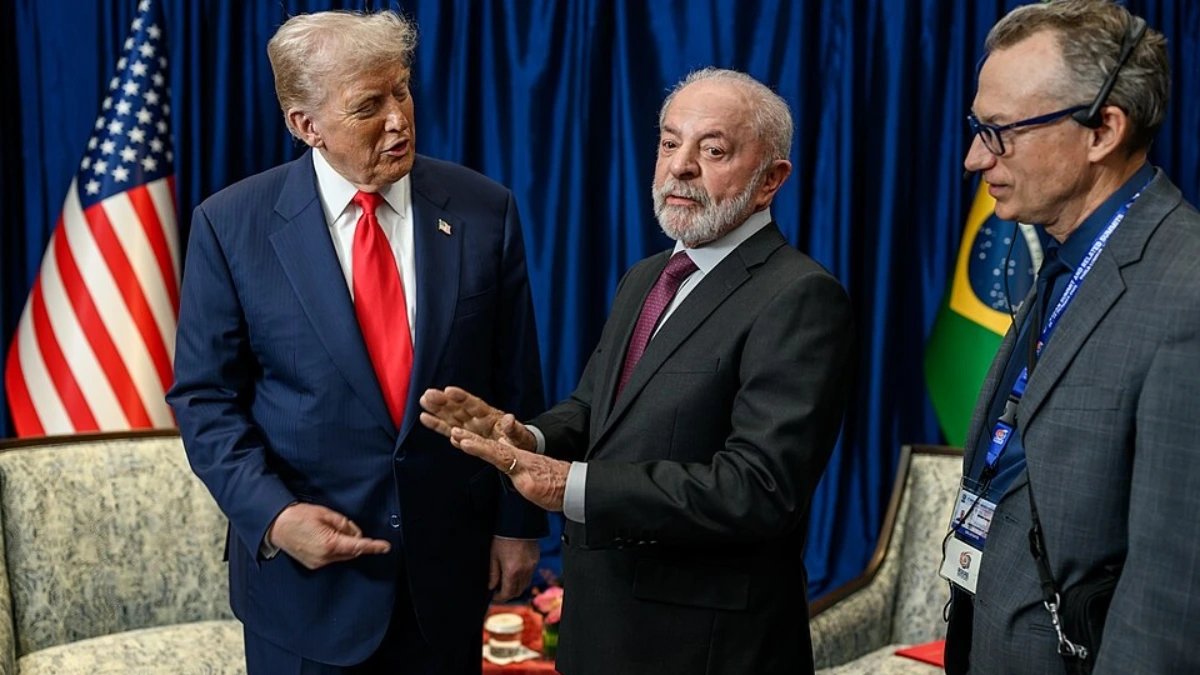 Трамп Бразилиядағы сайлауды мұқият бақылап отырғанын айтты, АҚШ консулдық қызметтерді тоқтатты