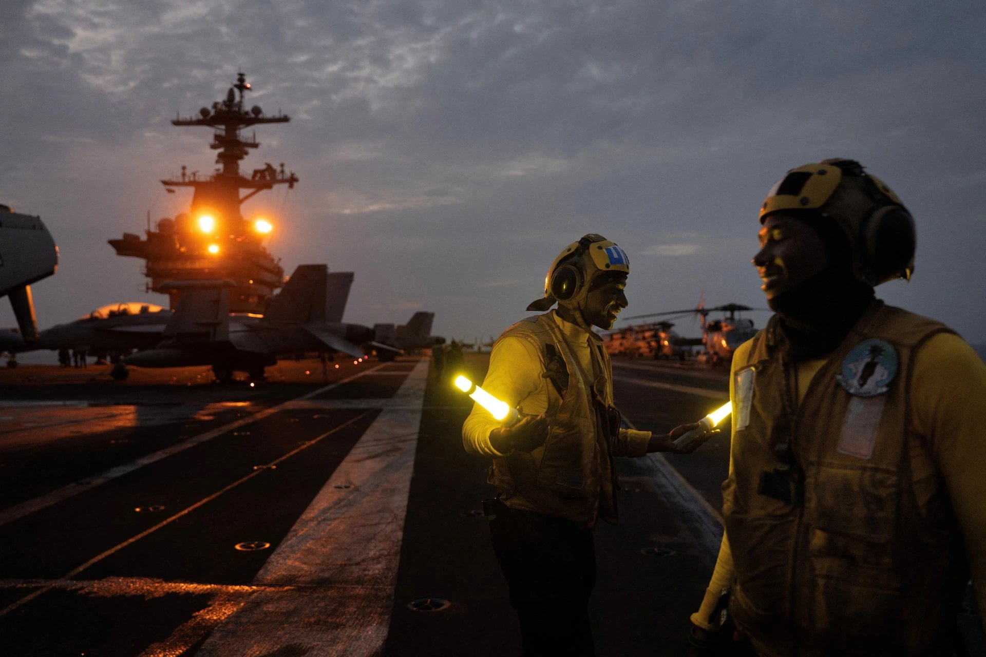Моряки авианосца USS George Washington адаптируются к войне с Ираном у Ормузского пролива