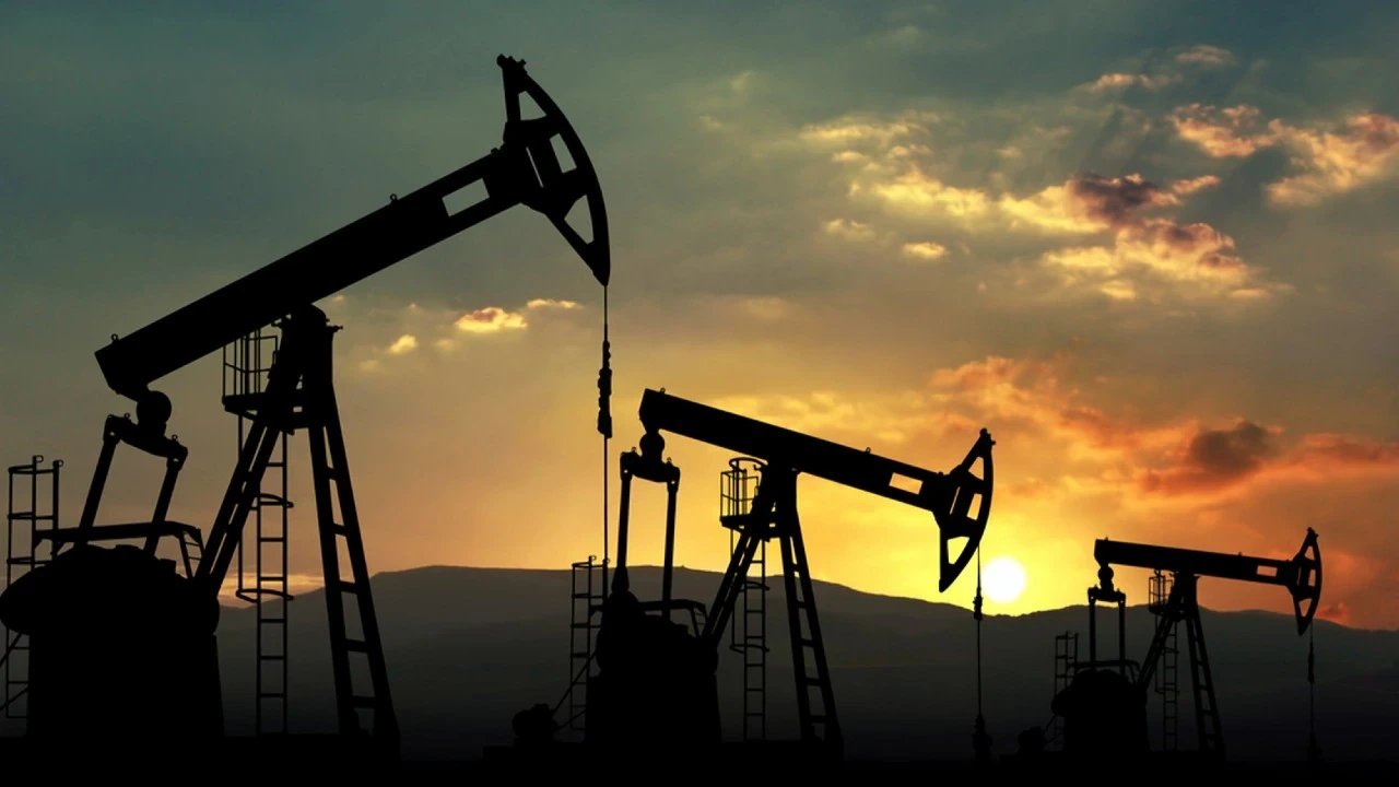 Семь стран ОПЕК+ сохранили добычу нефти на уровне сентября